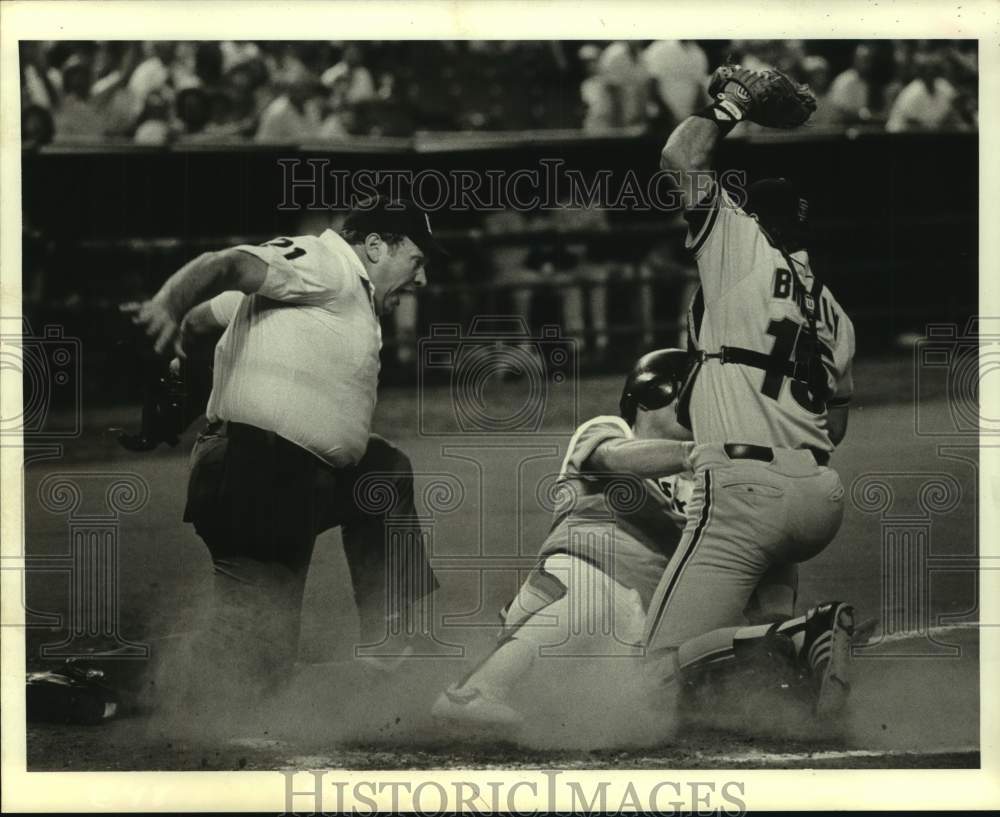 1984 Press Photo Astros' Terry Puhl beats tag of Giants' catcher Bob Brenly.- Historic Images