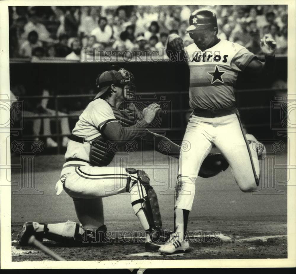 1985 Press Photo Astros&#39; Jerry Mumphrey scores on Cardinals&#39; Darrell Porter- Historic Images