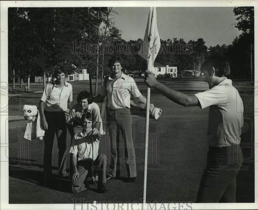1978 Press Photo Britt Harrison, Oklahoma State Golf gathers with guys on green- Historic Images