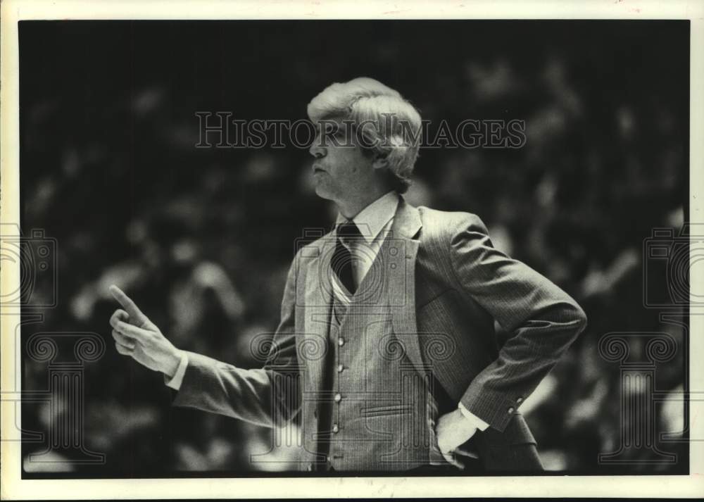 1980 Press Photo Houston Rockets basketball coach Del Harris makes a point- Historic Images