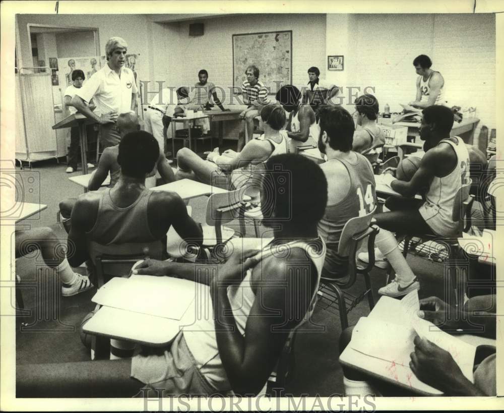 1979 Press Photo Houston Rockets basketball Del Harris talks to players- Historic Images