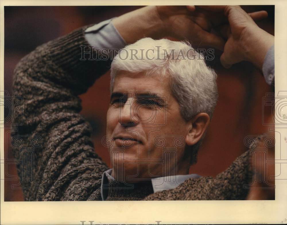 1988 Press Photo Milwaukee Bucks basketball coach Del Harris relaxes- Historic Images