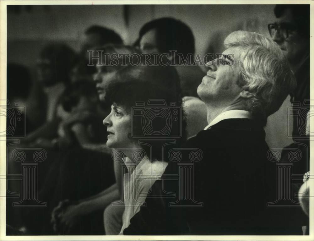 1981 Press Photo Houston Rockets basketball coach Del Harris &amp; wife watch a game- Historic Images