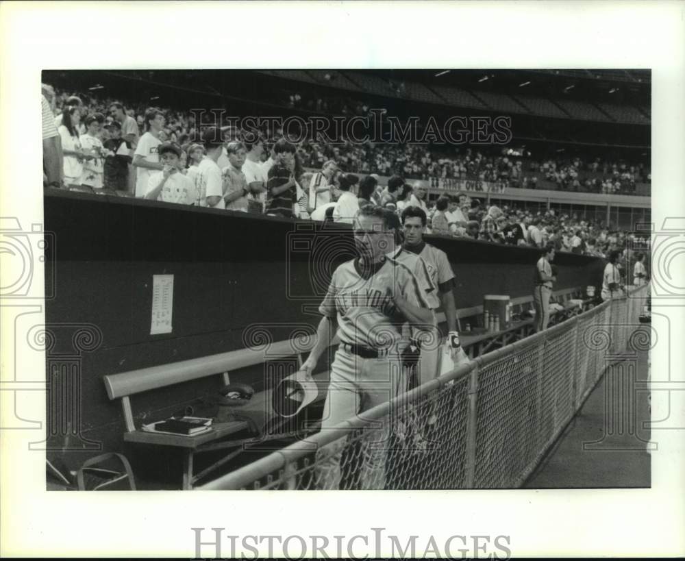 1990 Press Photo New York Mets baseball manager Bud Harrelson walks in dugout- Historic Images