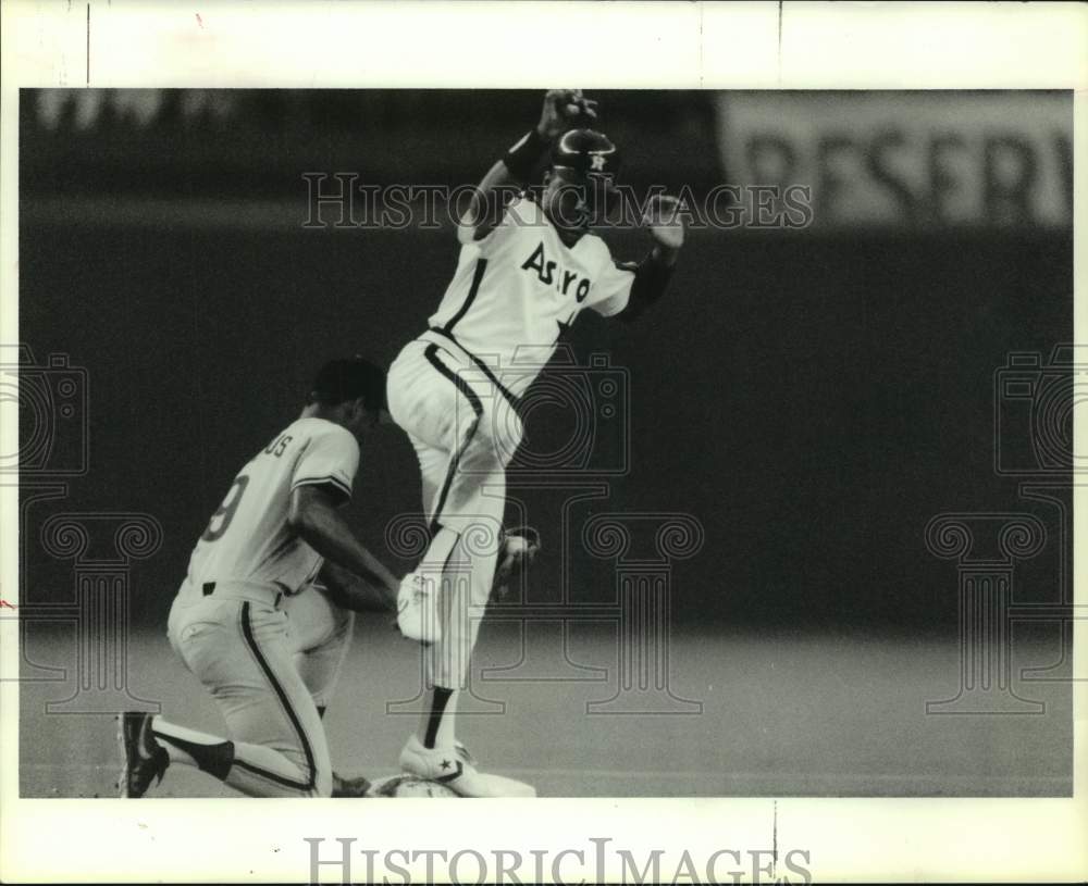 1987 Press Photo Houston Astros baseball player Billy Hatcher balances on 2nd- Historic Images