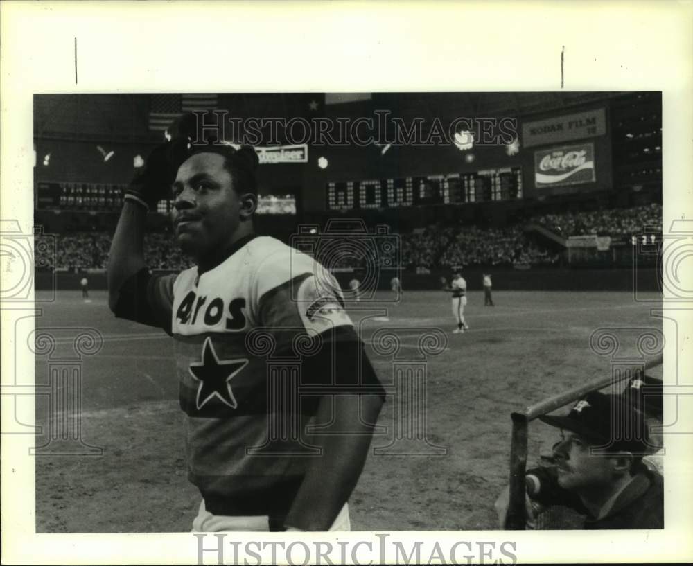 1986 Press Photo Houston Astros baseball player Billy Hatcher waves to the crowd- Historic Images