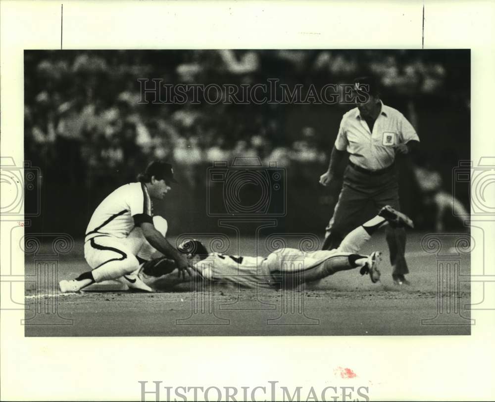 1987 Press Photo Giants&#39; Mike Aldrete safe, Astros&#39; Ken Caminiti waits on ball.- Historic Images