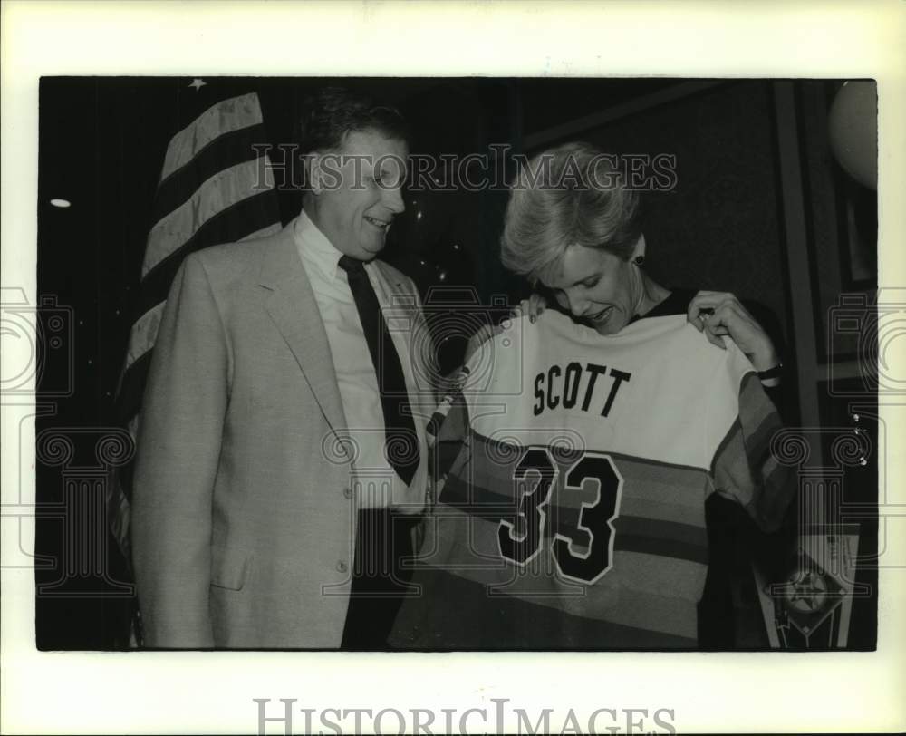 1987 Press Photo Astros&#39; GM Dick Wagener and United Way President Betty Beene.- Historic Images