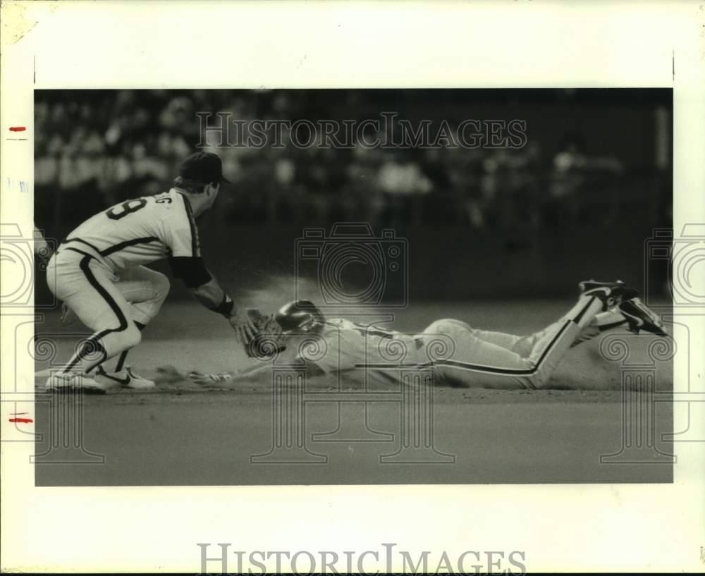 1987 Press Photo Astros&#39; Denny Walling tags Phillies Chris James out at third.- Historic Images