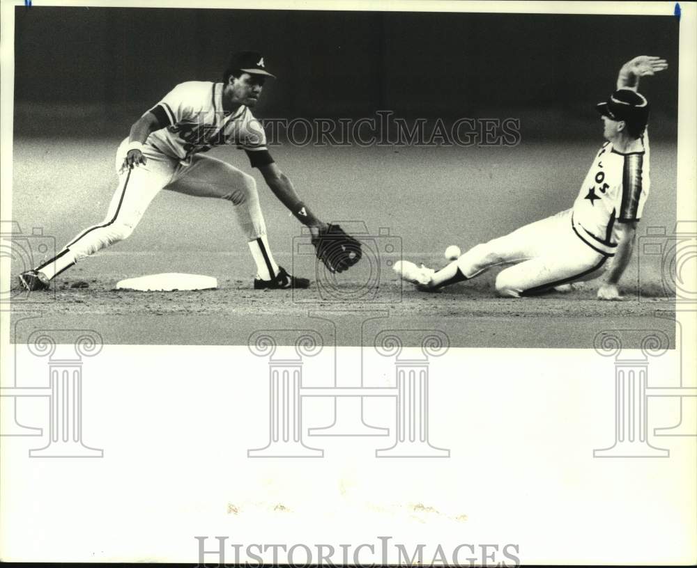 1988 Press Photo Astros&#39; Terry Puhl beats tag by Braves Andres Thomas at second.- Historic Images