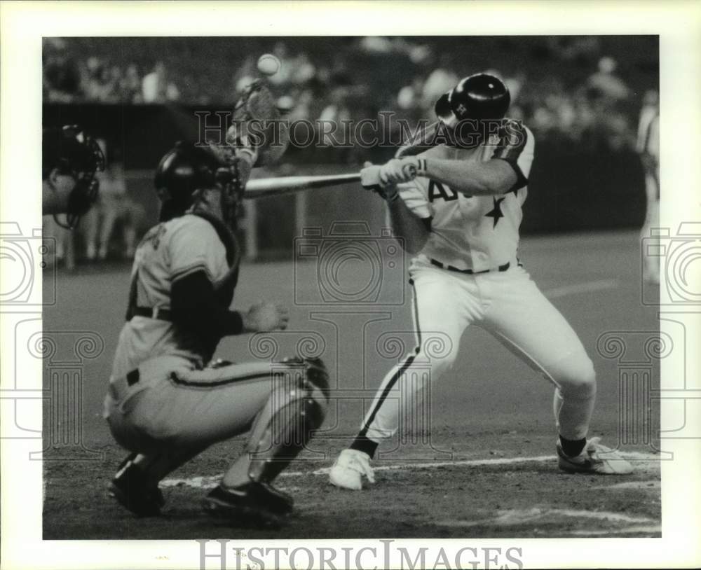 1991 Press Photo Astros Scott Servais ducks pitch, Giants Kirt Manwaring misses.- Historic Images