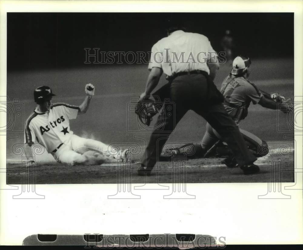 1991 Press Photo Astros Steve Finley safe at home, Expos Ron Hassey awaits ball.- Historic Images