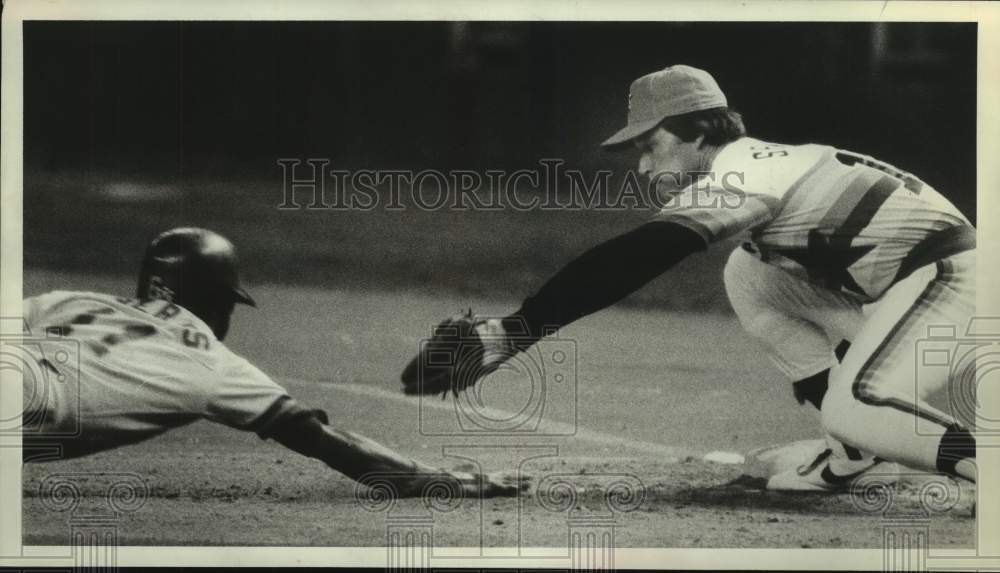 1981 Press Photo Astros&#39; Harry Spilman tags Mets&#39; Frank Taveras out at first.- Historic Images