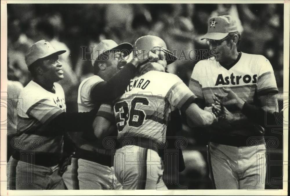 1980 Press Photo Astros Joe Niekro congratulated for winning game in 17th inning- Historic Images