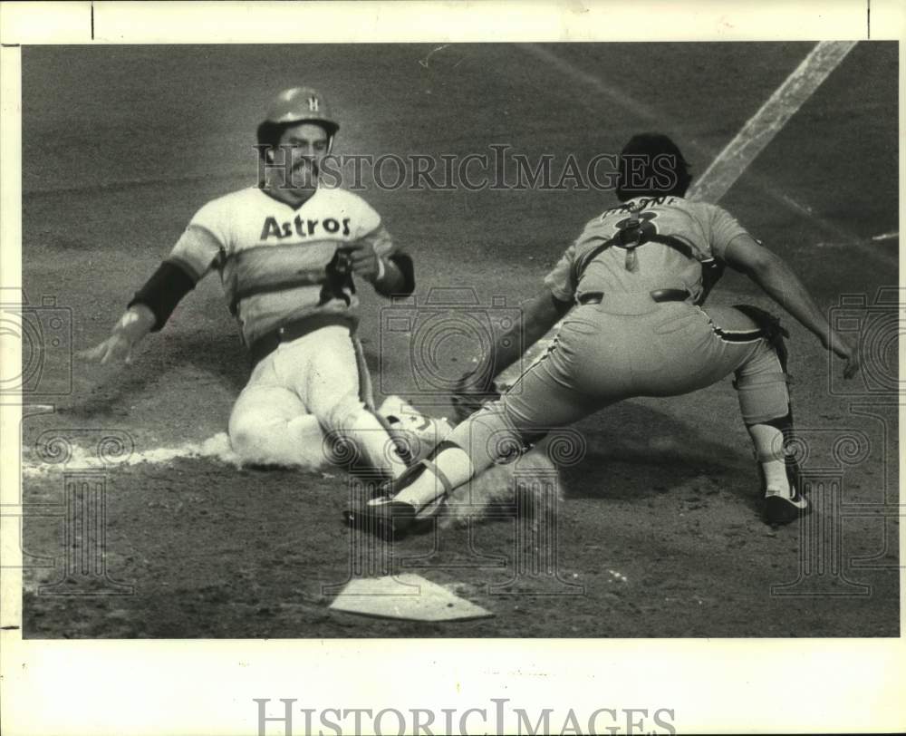 1980 Press Photo Astros&#39; Luis Pujols tagged out by Phillies Bob Boone at plate.- Historic Images