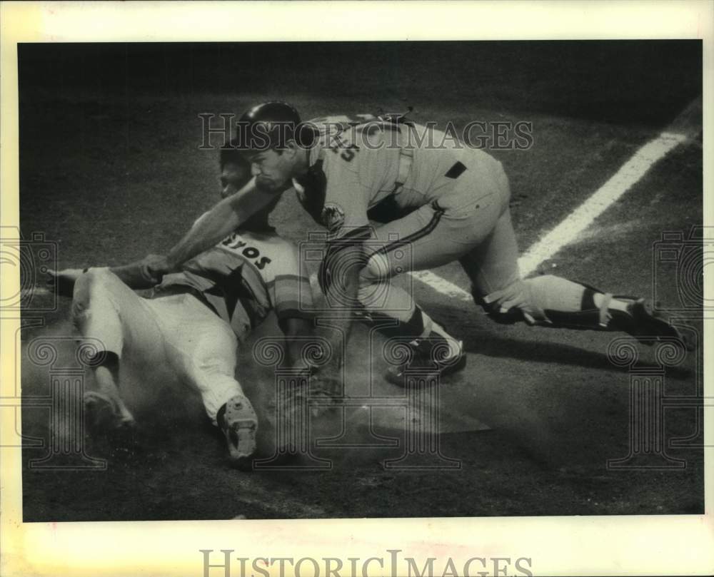 1980 Press Photo Mets&#39; John Stearns blocks plate from Astros&#39; Rafel Landestoy.- Historic Images