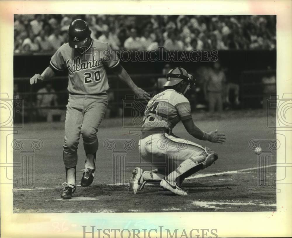 1981 Press Photo Atlanta Braves baseball catcher Bruce Benedict crosses home- Historic Images