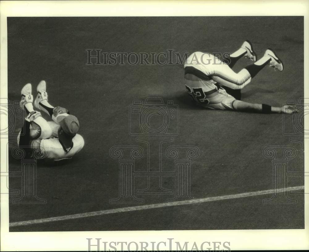 1982 Press Photo Houston Astros baseball players stretch on field before game- Historic Images