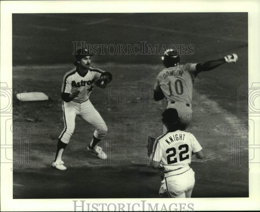 1982 Press Photo Houston Astros baseball player Ray Knight chased down Dawson- Historic Images