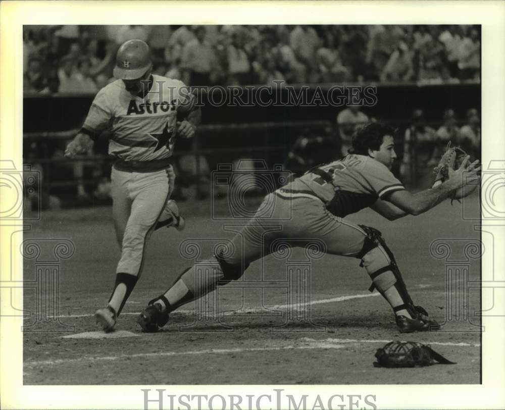 1982 Press Photo Houston Astros baseball player Phil Garner crosses home plate- Historic Images