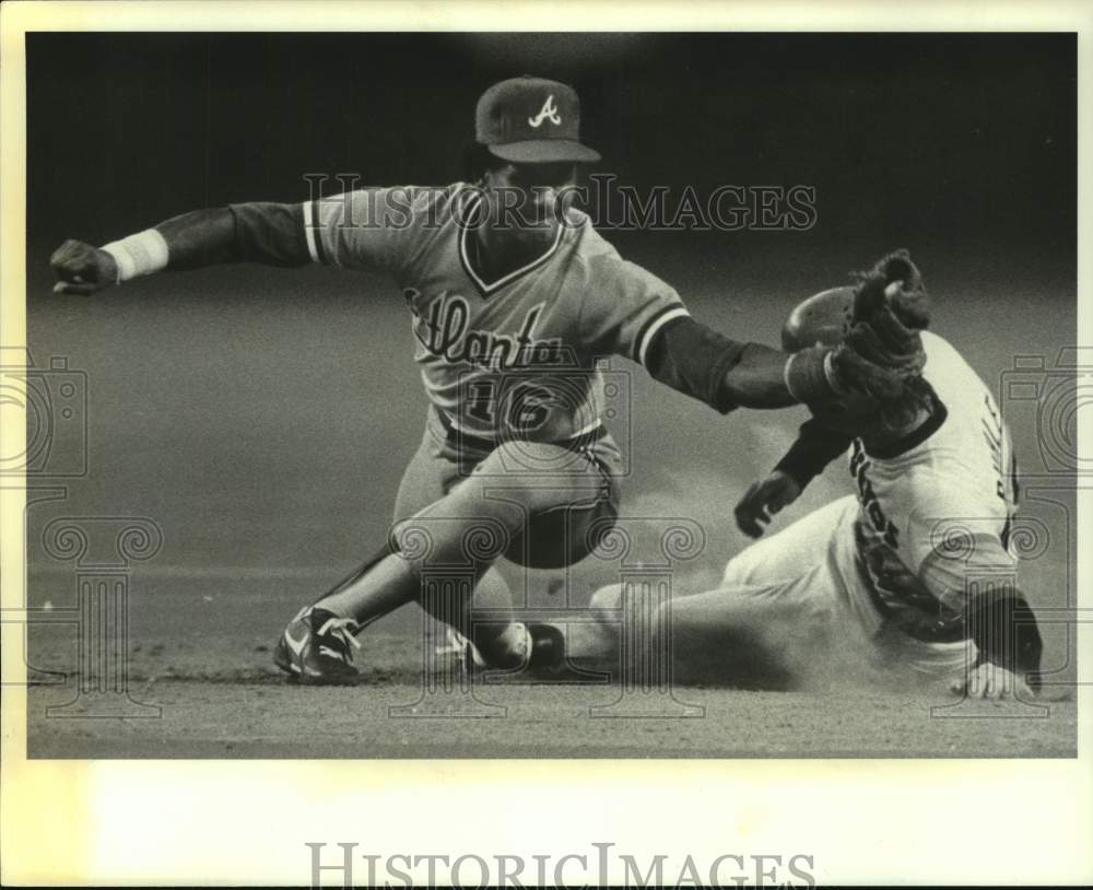 1982 Press Photo Houston Astros baseball player Puhle forced out at second base- Historic Images