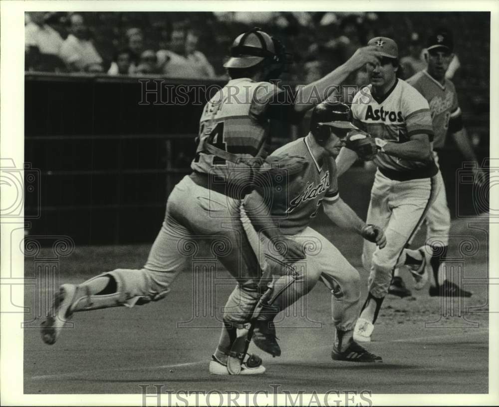 1982 Press Photo Houston Astros baseball players tag Giants player in run down- Historic Images