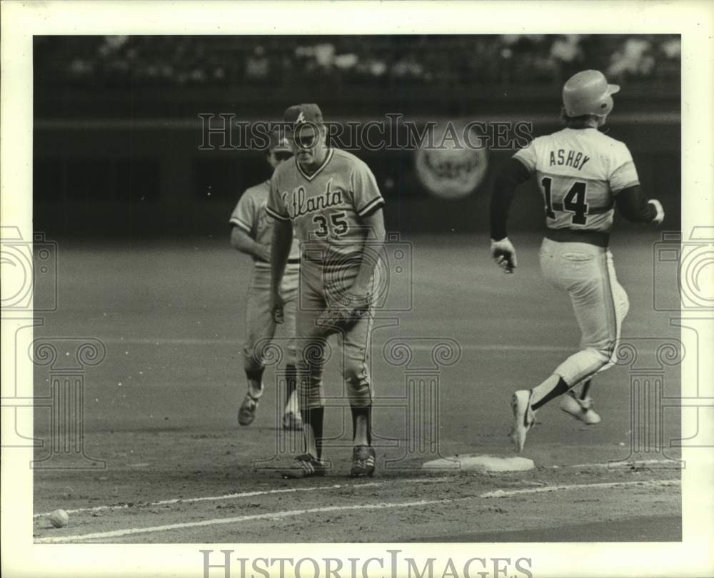 1982 Press Photo Houston Astros baseball player Alan Ashby runs past first base- Historic Images