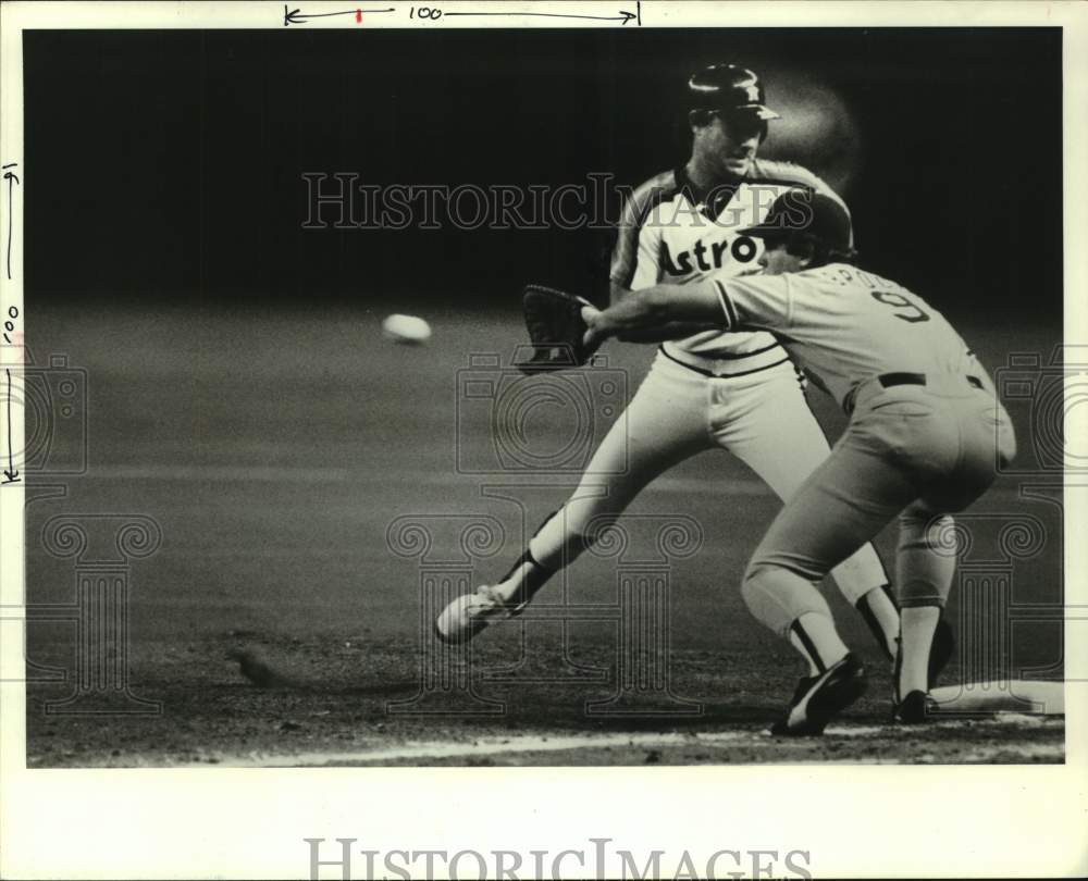 1984 Press Photo Houston Astros baseball player beats throw to first base- Historic Images