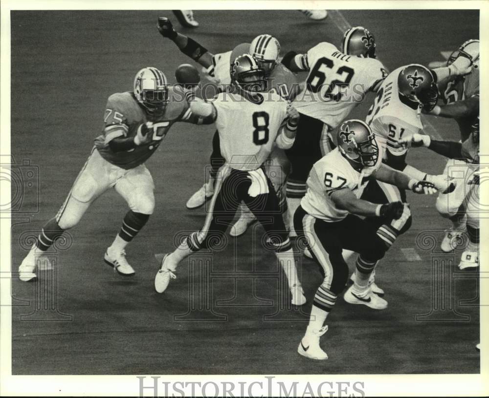 1982 Press Photo Houston Oilers football player #75 closes in on Saints QB #8- Historic Images