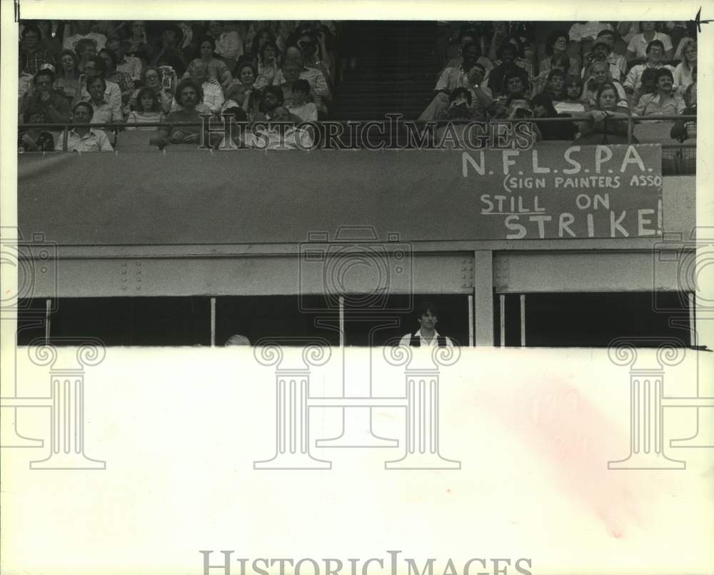 1982 Press Photo Houston Oilers football fans display sign in Steelers game- Historic Images