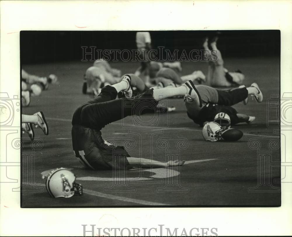 1982 Press Photo Houston Oilers football players stretch on field before game- Historic Images