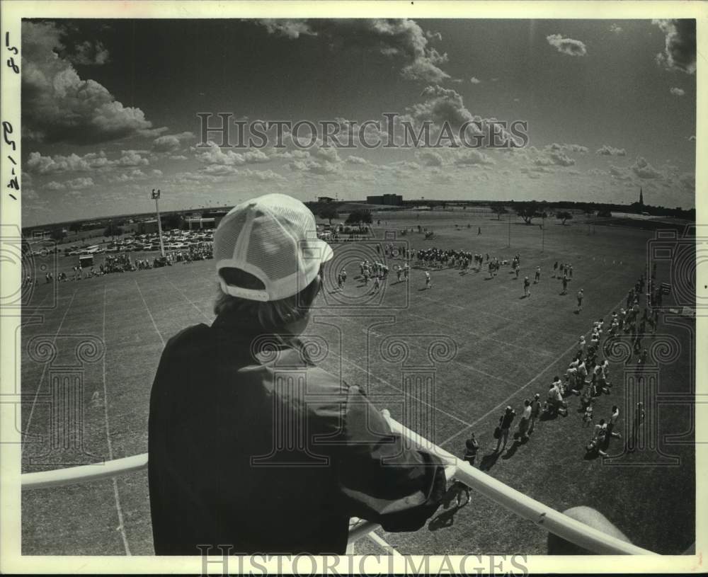 1982 Press Photo Man watches the Houston Oilers football team at San Angelo site- Historic Images