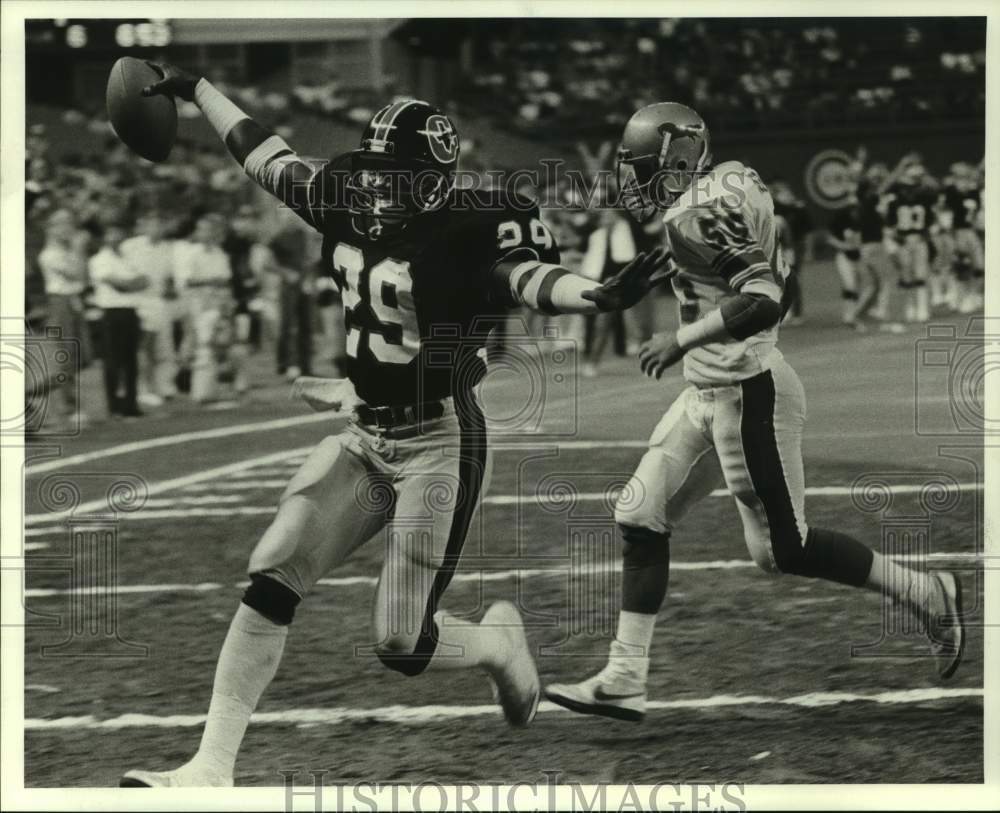 1985 Press Photo Gamblers&#39; Sam Harrell scores 2nd touchdown against Stallions.- Historic Images