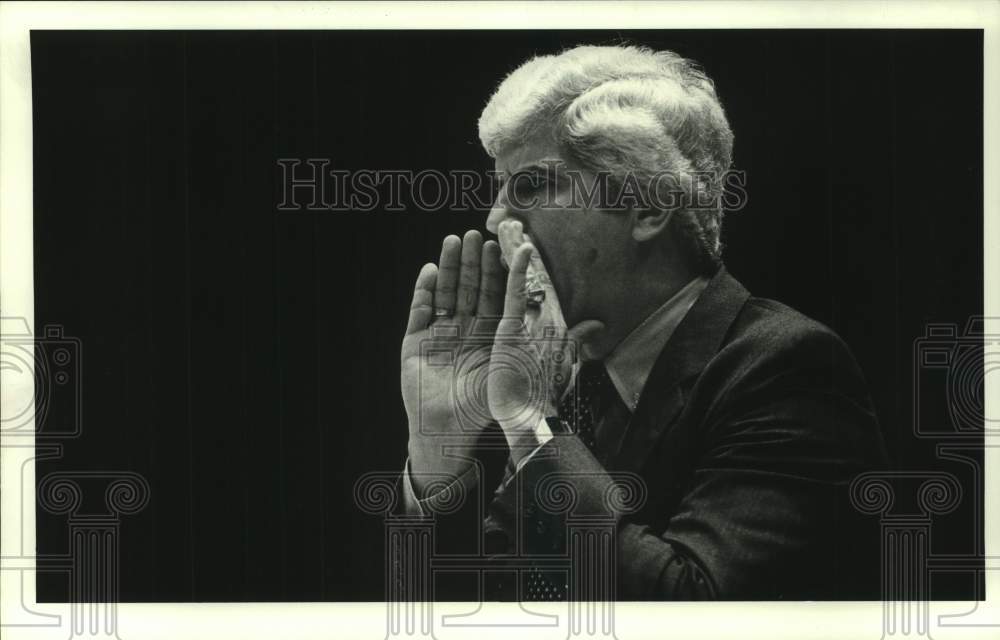 1983 Press Photo Rockets&#39; coach Del Harris gets excited on the sidelines.- Historic Images