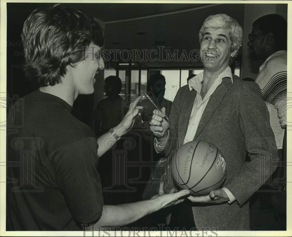 1981 Press Photo Rockets' Del Harris signs basketball for fan Alan Byers.- Historic Images