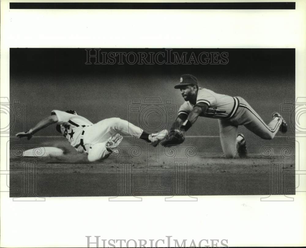 1991 Press Photo Astros&#39; Casey Candaele avoids tag of Cardinals&#39; Ozzie Smith.- Historic Images