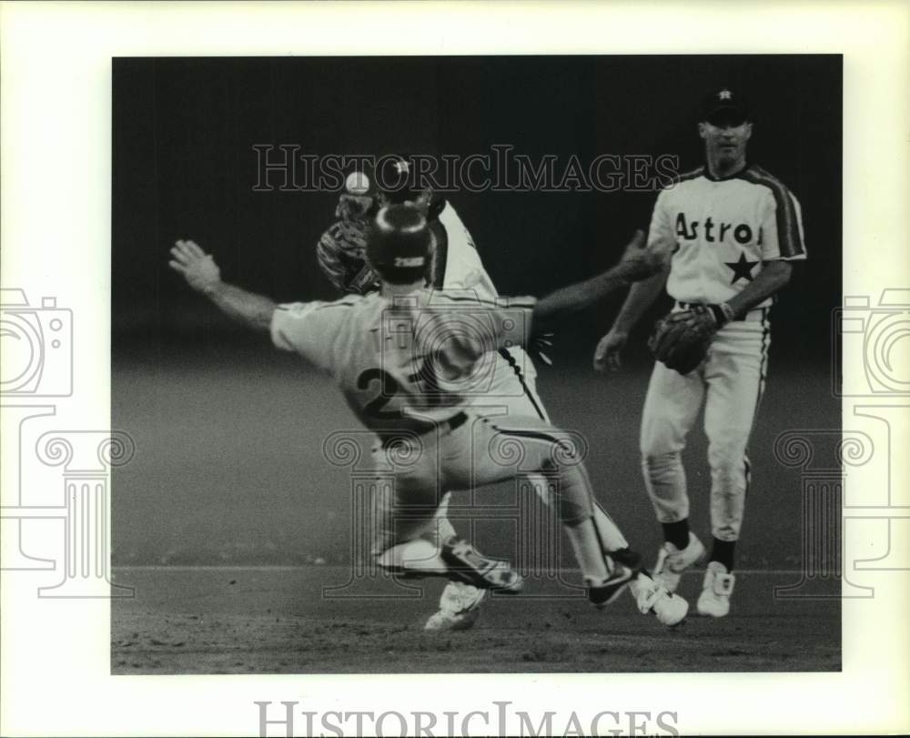 1991 Press Photo Astros&#39; Eric Yelding mishandles ball during double play attempt- Historic Images