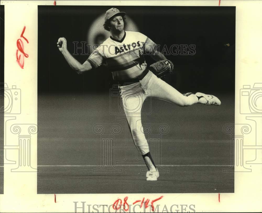 1980 Press Photo Astros&#39; shortstop Craig Reynolds throws baseball to first base.- Historic Images