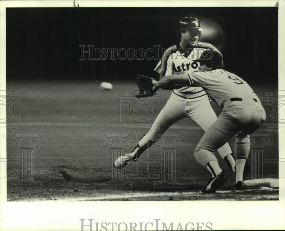 1984 Press Photo Houston Astros baseball player Ray Knight beats pickoff throw- Historic Images