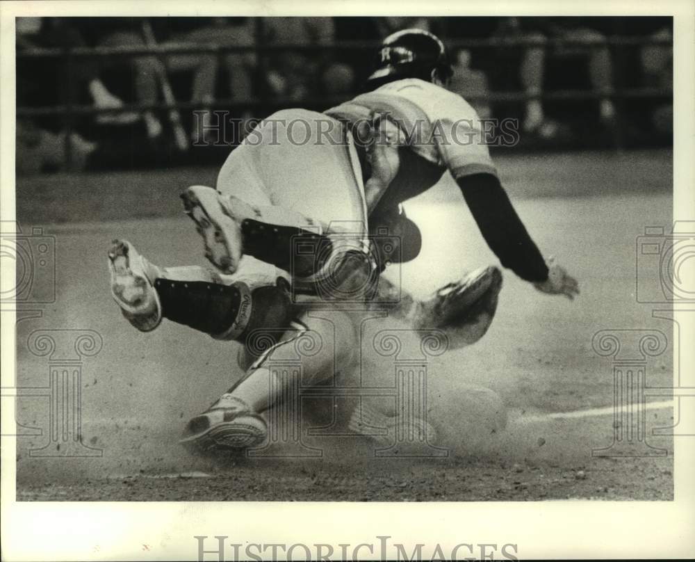 1983 Press Photo Houston Astros baseball catcher John Mizerock knocks over Smith- Historic Images