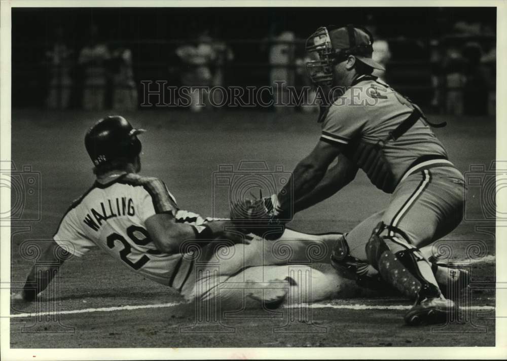 1984 Press Photo Houston Astros baseball player Denny Walling tagged out at home- Historic Images