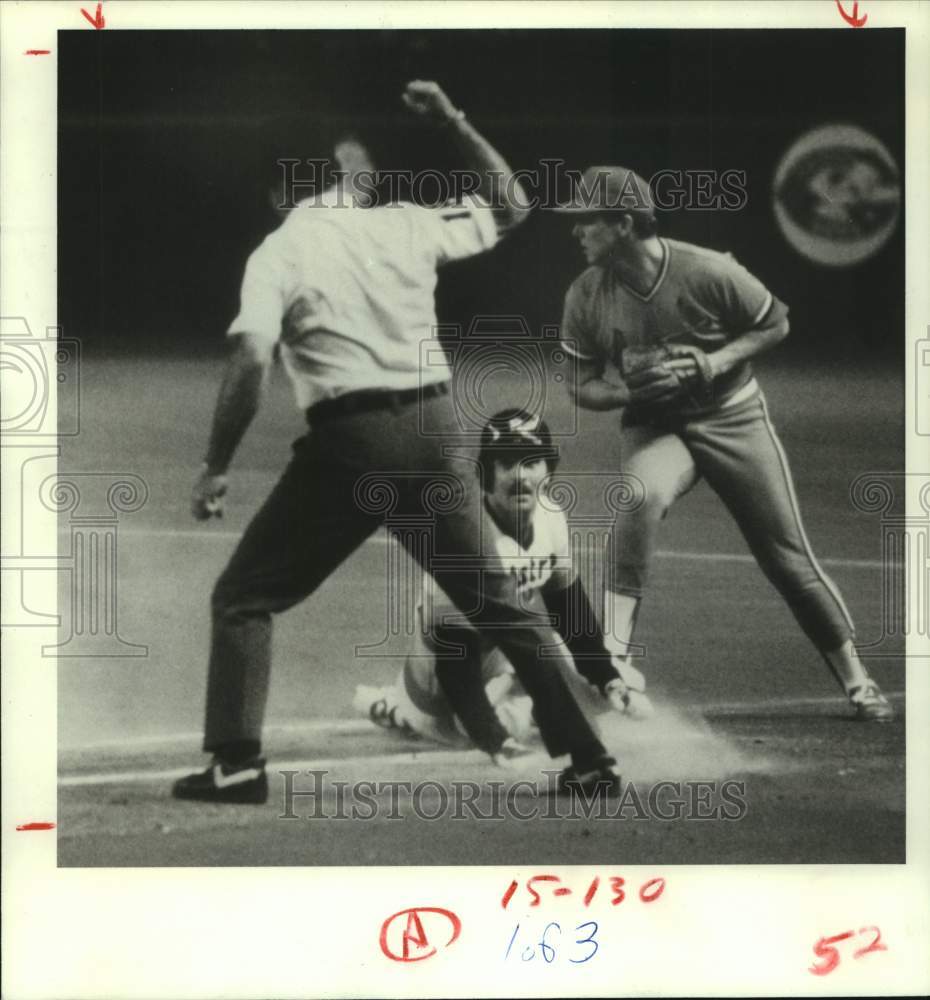 1984 Press Photo Houston Astros baseball player Craig Reynolds is out at second- Historic Images