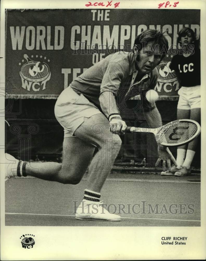 1975 Press Photo United States tennis player Cliff Richey returns shot in match- Historic Images