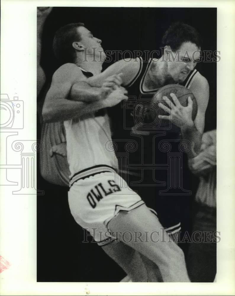 1990 Press Photo Rice basketball player Greg Price takes an elbow from C Walters- Historic Images