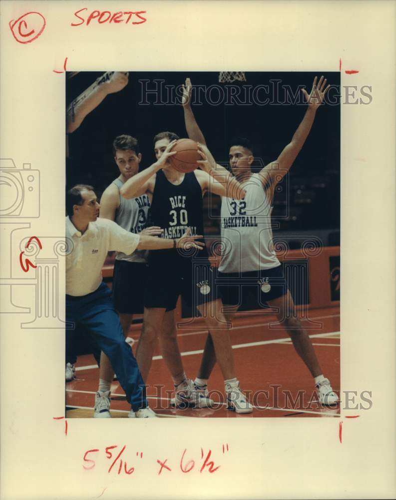 1990 Press Photo Rice University basketball Scott Thompson instructs team- Historic Images