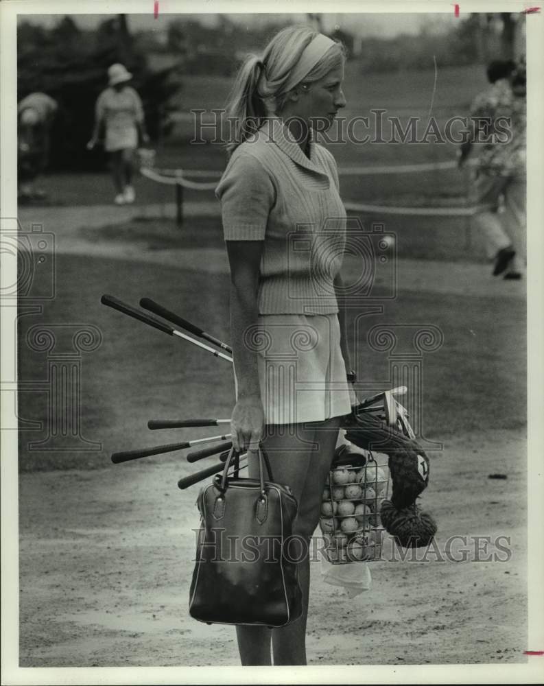 1975 Press Photo Golfer Debby Rhodes of North Carolina going to driving range- Historic Images