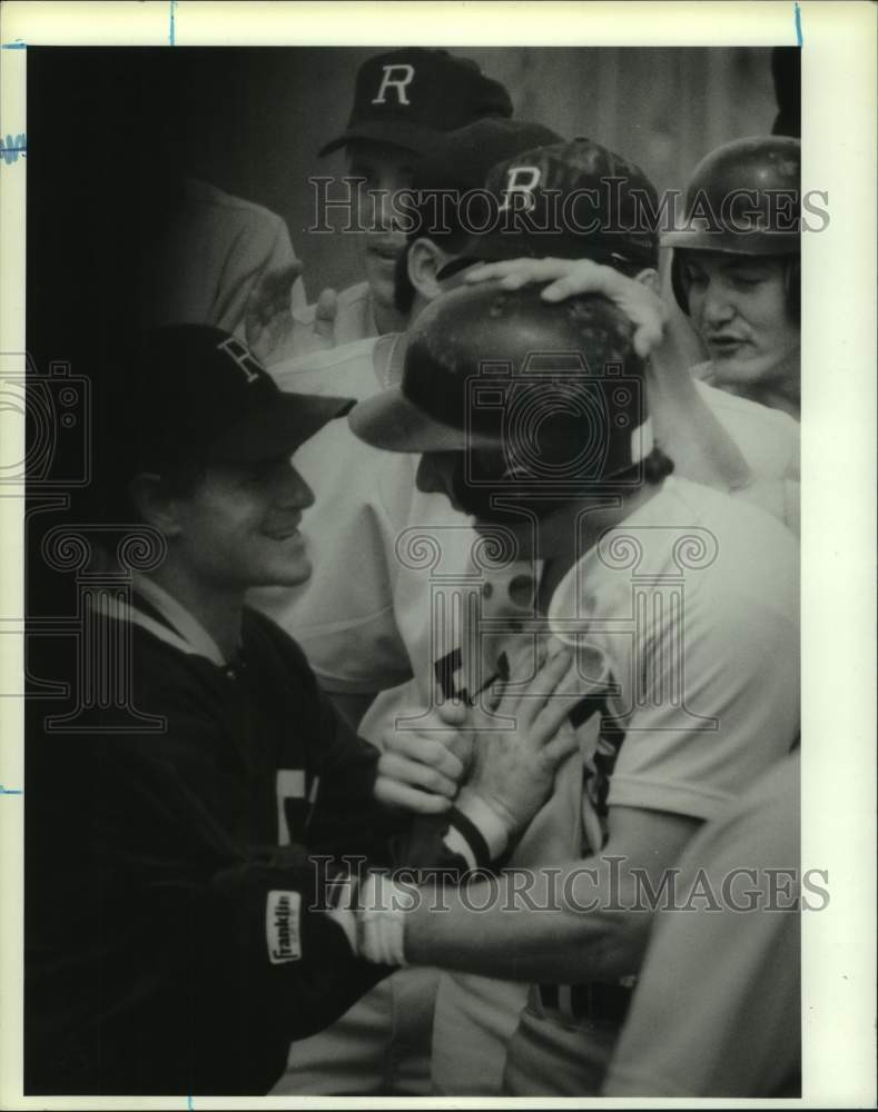 1988 Press Photo Rice University baseball player Jay Knoblauh hugged by team- Historic Images