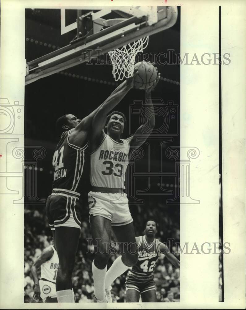 1984 Press Photo Houston Rockets basketball player Robert Reid goes for shot- Historic Images