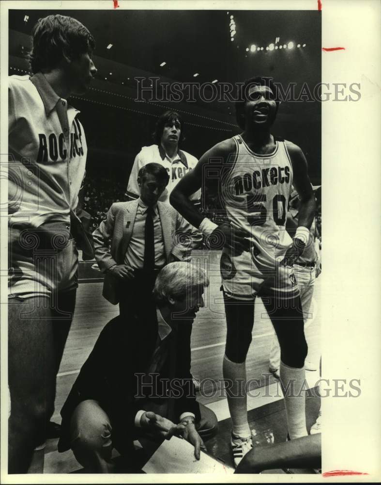 1982 Press Photo Houston Rockets basketball player Robert Reid listens to coach- Historic Images