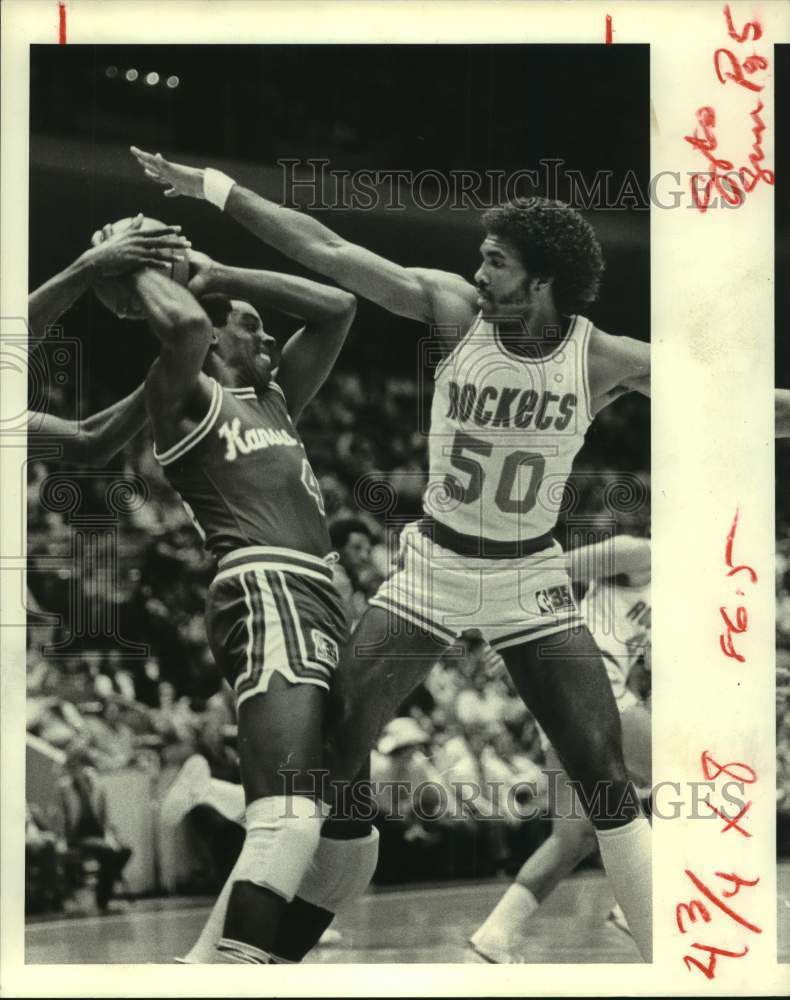 1980 Press Photo Houston Rockets basketball player Robert Reid battles Lacey- Historic Images